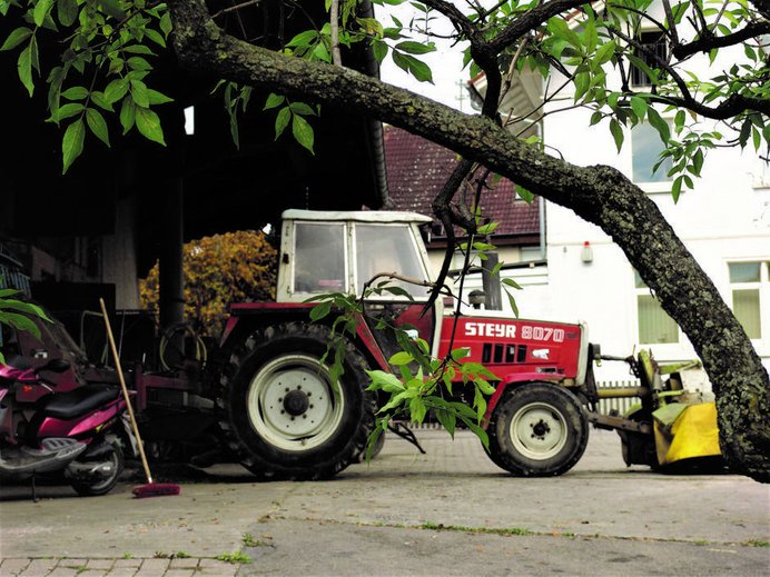 Traktor auf einem Hof