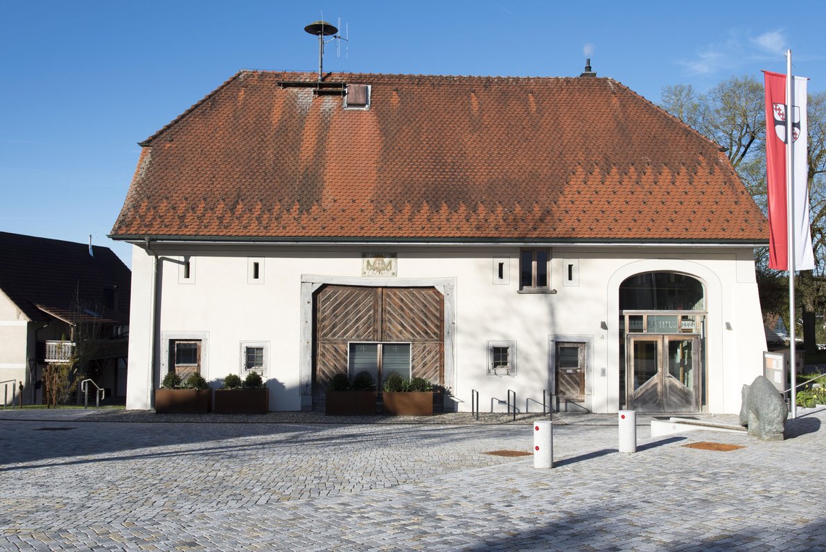 Rathaus mit Pfarrscheuer  der Gemeinde Ebersbach-Musbach auf dem Kirchplatz